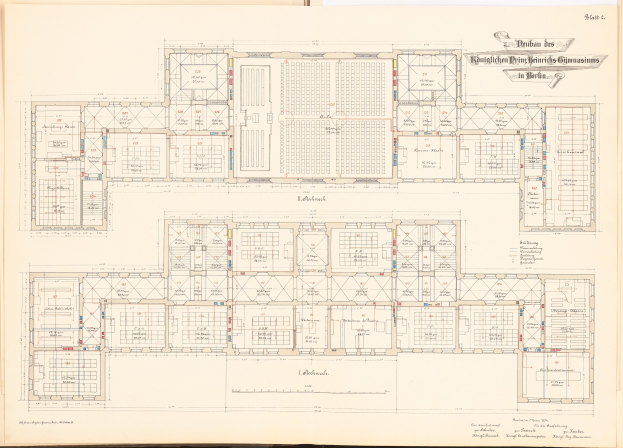 Offenes Buch mit detailliertem Grundriss des Berliner Olympia-Gymnasiums