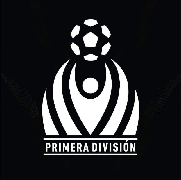 Schwarzes und weißes Primera Division-Logo mit einem Fußball in einem weißen Kreis auf einem schwarzen Hintergrund, mit "Primera Division" in fetter weißer Schrift darüber.