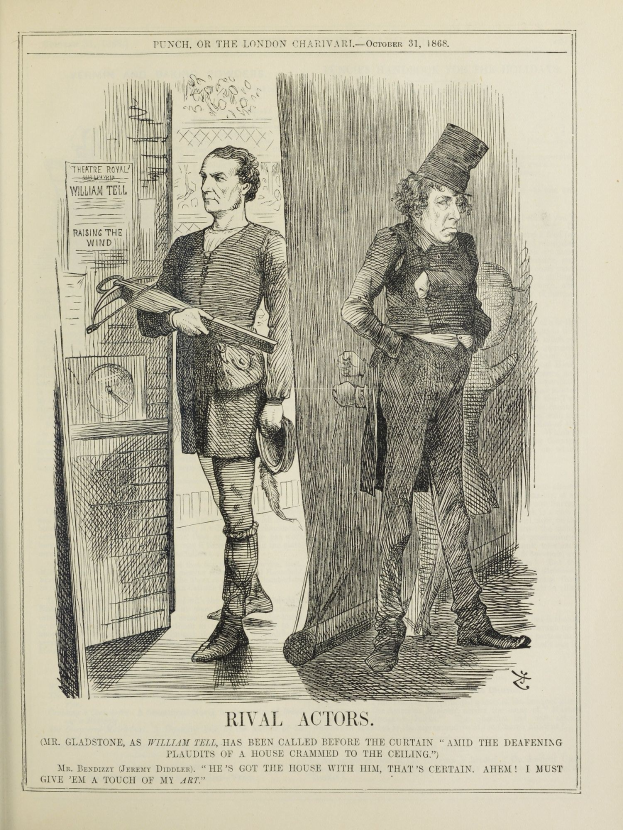 Zwei Männer stehen nebeneinander vor einer Tür, einer hält ein Objekt, auf einem markierten Blatt Papier.