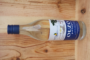 Eine Flasche mit blauer Kappe wird gegen einen einfarbigen Hintergrund hervorgehoben.