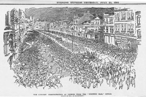 Schwarze und weiße Zeichnung einer Menge, die eine Straße zwischen Gebäuden entlanggeht, mit Text oben und unten: "Die Unionistendemonstration aus der Sicht des Western Mail Office".