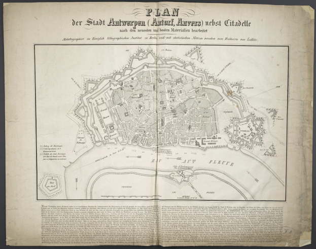 Ein altes Buch mit einer detaillierten Karte von Berlins Straßen, Gebäuden und Sehenswürdigkeiten, begleitet von Texten über die Bevölkerung und Merkmale der Stadt.
