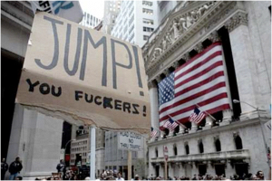 Eine große Menge von Menschen mit Schildern und US-Flaggen versammelte sich vor Gebäuden.