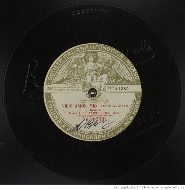 Schwarze Vinyl-Schallplatte mit goldenem Etikett, das "Vieni Amor Mio" und ein Bild einer Person zeigt.