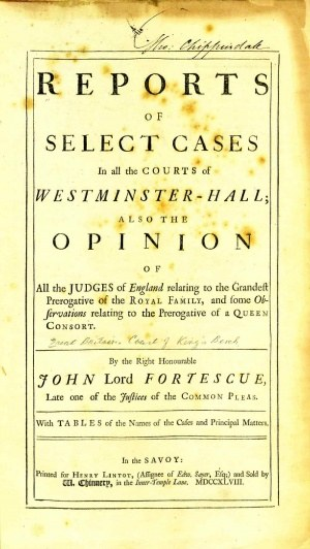 Titelblatt eines alten Buches mit dem Titel "Berichte über ausgewählte Fälle in den Gerichten von Westminster-Hall sowie die Meinung von John Lord Fortescue" mit einer offenen Seite, die schwarzen Text zeigt.