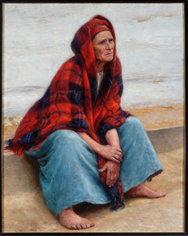 Eine ältere Frau in einem hellen Kleid sitzt bei Sonnenuntergang auf dem Strand, ihre Augen sind geschlossen und ihre Hände ruhen auf ihrem Schoß, eingerahmt in einem Foto Rahmen.