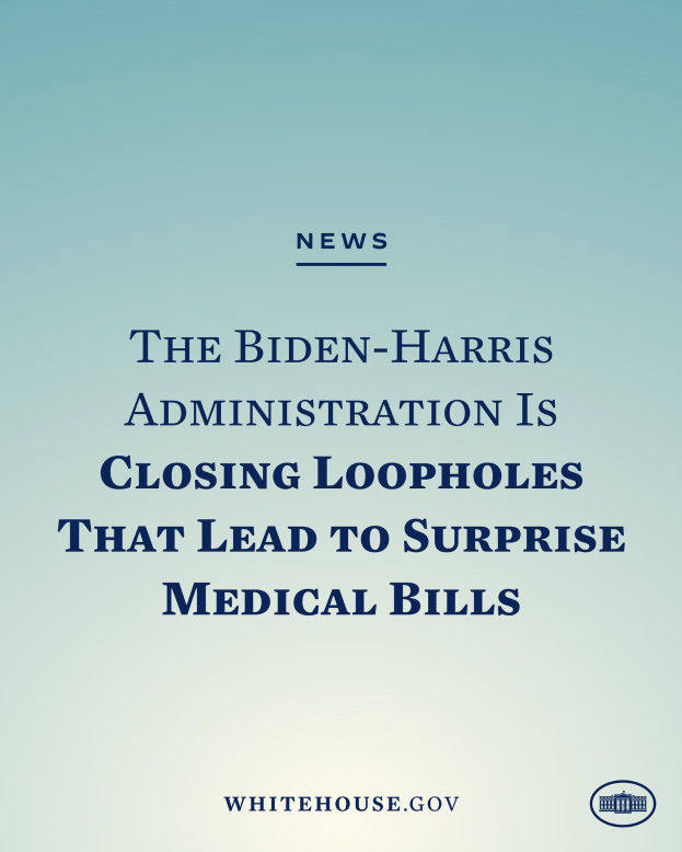 Plakat mit der Überschrift "Die Biden-Harris-Regierung schließt Lücken, die zu überraschenden Arztkosten führen" mit einem medizinischen Rechnungssymbol